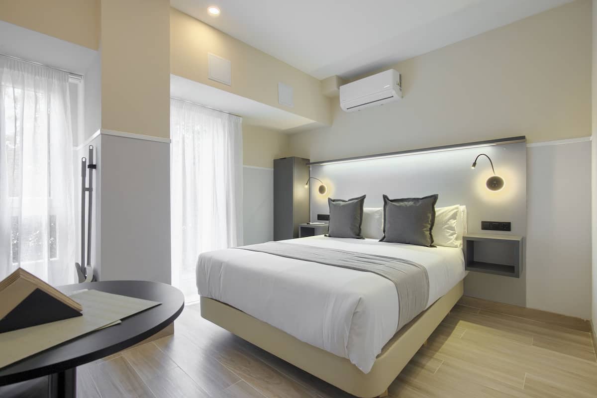 Quarto casal standard, 1 cama de casal, banheiro privativo, no piso térreo | Ferros/tábuas de passar roupa, Wi-Fi de cortesia