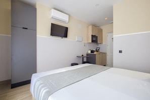 Quarto casal standard, 1 cama de casal, banheiro privativo, no piso térreo | Ferros/tábuas de passar roupa, Wi-Fi de cortesia