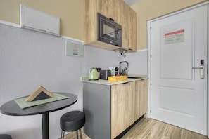 Quarto casal standard, 1 cama de casal, banheiro privativo, no piso térreo | Ferros/tábuas de passar roupa, Wi-Fi de cortesia