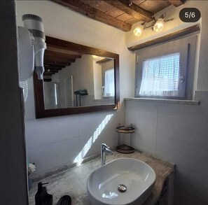 Een douche, een haardroger, een bidet, handdoeken