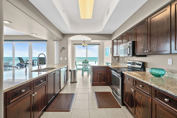 Jääkaappi, mikroaaltouuni, uuni, liesi