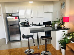 Microwave, oven, stovetop - Toronto Downtown ; 30% off, Fully furnished entire Apt, Subway 3 mins (Toronto)