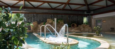 Een binnenzwembad en een verwarmd zwembad