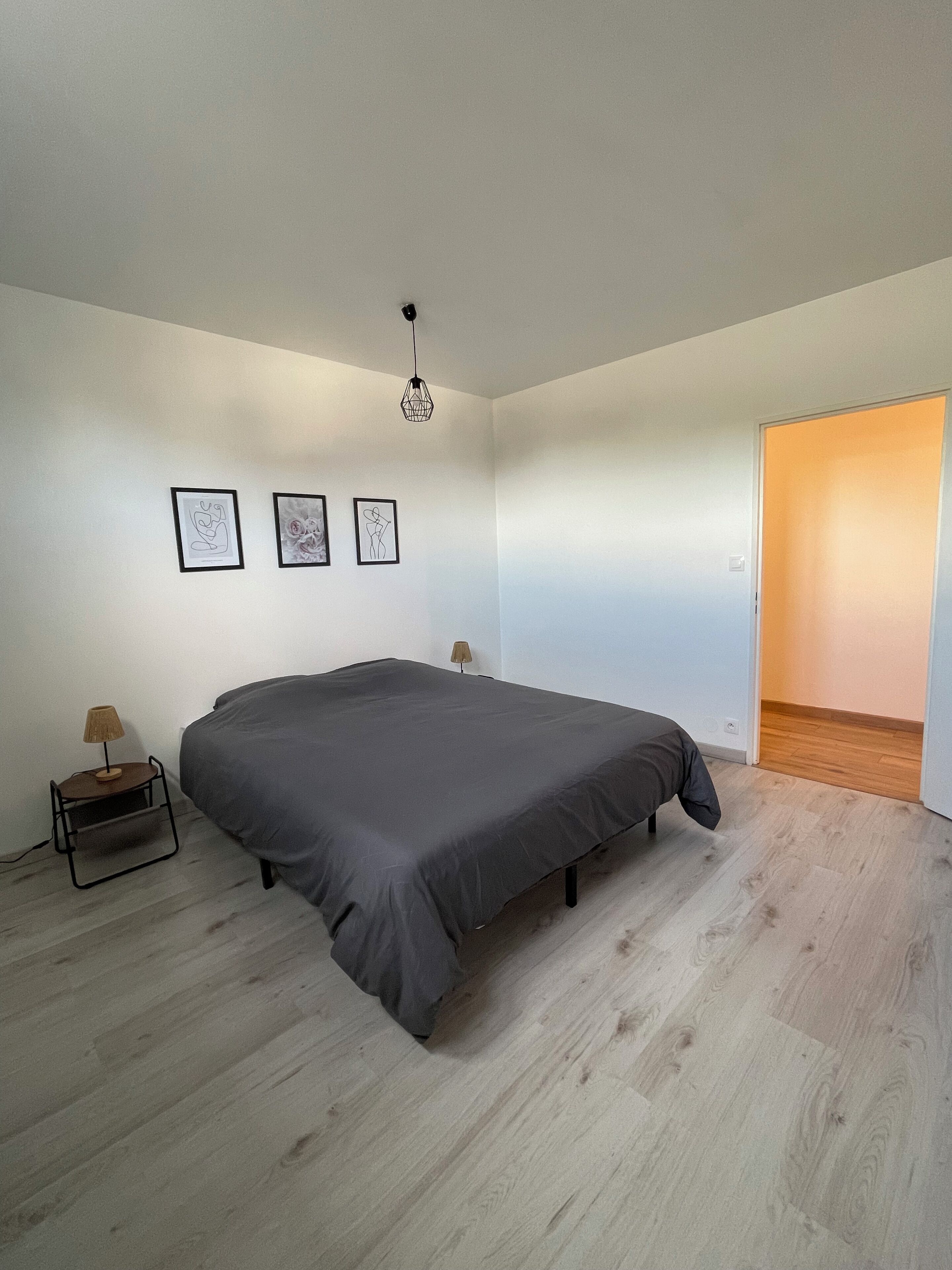 2 slaapkamers, een strijkplank/strijkijzer, internet, beddengoed