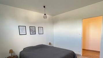 2 slaapkamers, een strijkplank/strijkijzer, internet, beddengoed