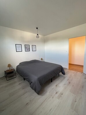 2 slaapkamers, een strijkplank/strijkijzer, internet, beddengoed