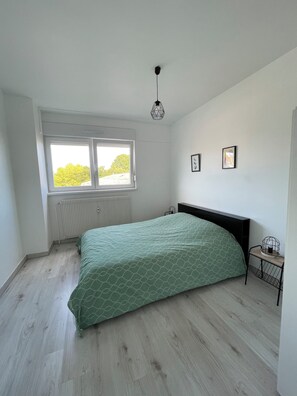 2 habitaciones, tabla de planchar con plancha, internet y ropa de cama 