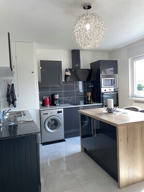 Microondas, horno, parrilla de estufa y lavavajillas 