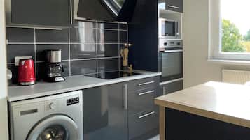 Een microgolfoven, een oven, een kookplaat, een vaatwasser