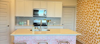The Pink Stampede: Tremendous 5-bedroom House in vibrant Austin