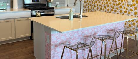 Kylskåp, mikrovågsugn, ugn och spishäll