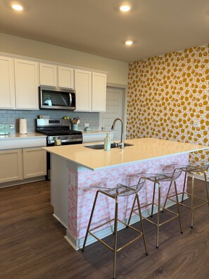 Frigorífico, microondas, horno y placa de cocina