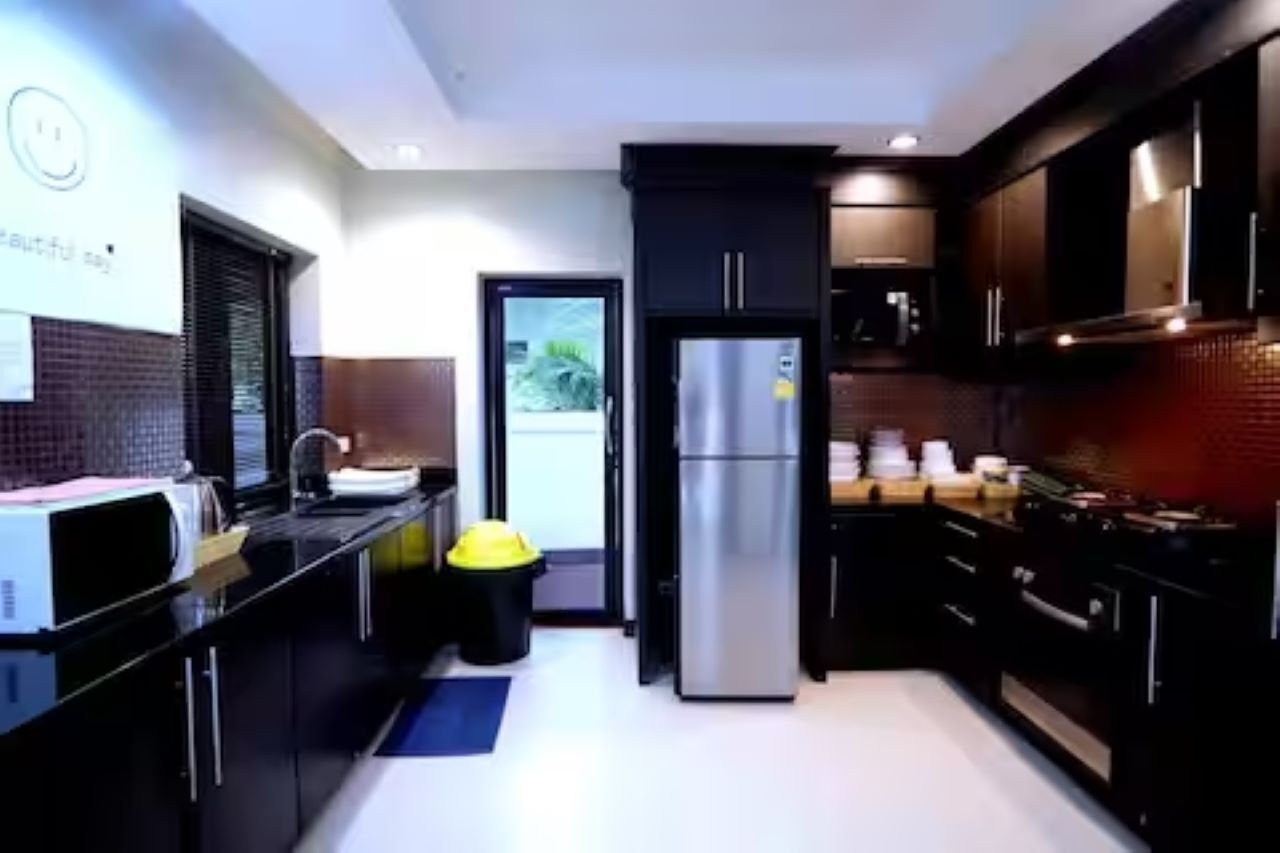 Mikrobølgeovn, ovn, kokeplater og vannkoker