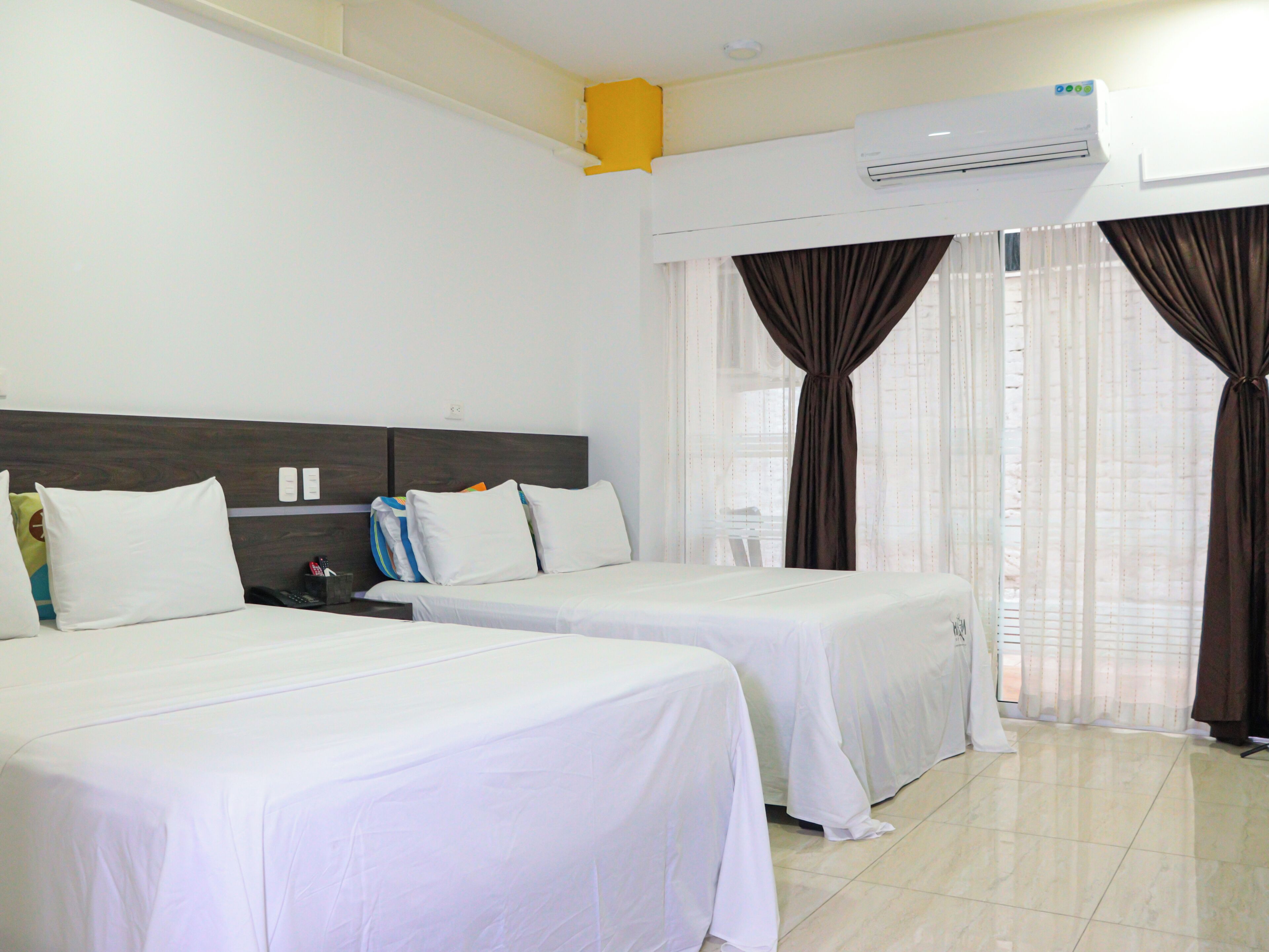 Junior tweepersoonskamer | Een kluis op de kamer, een strijkplank/strijkijzer, gratis wifi