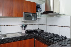 Private kitchen - Beautiful vacation home with pool in San Ramon, Chanchamayo, Peru (San Ramon)