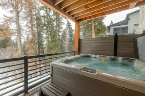 Bañera de hidromasaje al aire libre