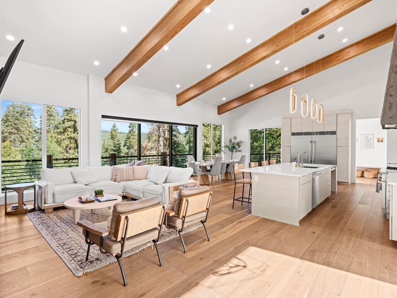 TV connectée, cheminée, jeux vidéo, baby-foot