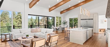 TV connectée, cheminée, jeux vidéo, baby-foot