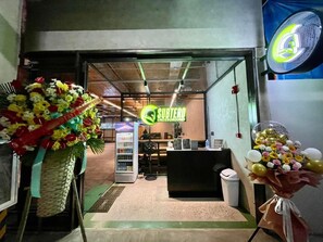 Une entrée menant à un lieu où l’on peut voir une enseigne « SUBTERO UNDERGROUND », un distributeur automatique et un comptoir.