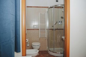 تجهيزات دش، مجففات شعر، مراحيض شطف، مناشف