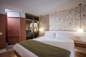Deluxe Triple Room, Balcony, Sea View | In-room safe, blackout drapes, iron/ironing board, free WiFi
