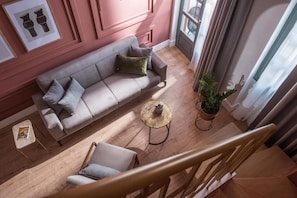 Deluxe Triple Room, Balcony, Sea View | Living area
