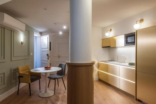 Deluxe Triple Room, Balcony, Sea View | Private kitchen