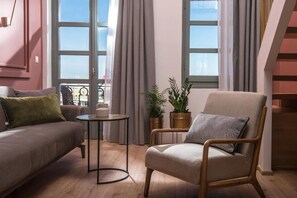 Deluxe appartement, balkon, uitzicht op zee | Woonruimte | Televisie