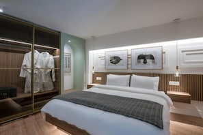 Deluxe appartement, uitzicht op zee | Een kluis op de kamer, verduisterende gordijnen, geluiddichte muren