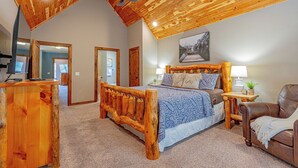 Un dormitorio rústico con una cama de madera, un escritorio y una silla.