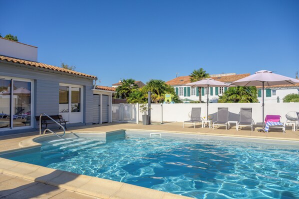 Seasonal outdoor pool, pool umbrellas, sun loungers - Le Clos Rhéa (Saint-Martin-de-Ré)
