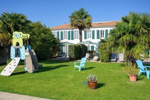 Vista frontal de la propiedad