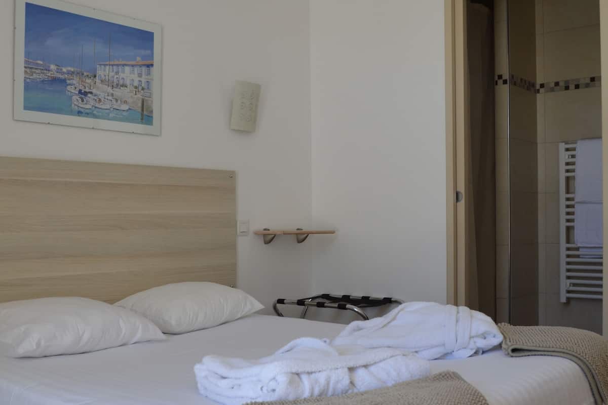 Studio, vue jardin | Coffres-forts dans les chambres, fer et planche à repasser