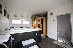 Salas de tratamiento para parejas, sauna y tina de hidromasaje