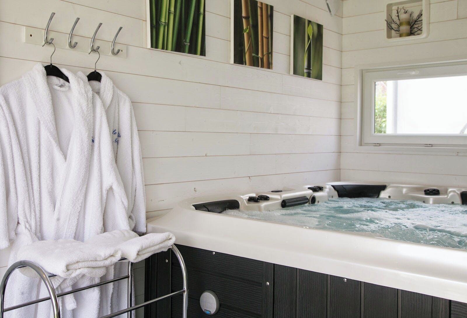 Couples treatment rooms, sauna, hot tub, steam room, body treatments