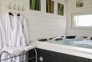 Couples treatment room(s), sauna, hot tub, steam room, body treatments