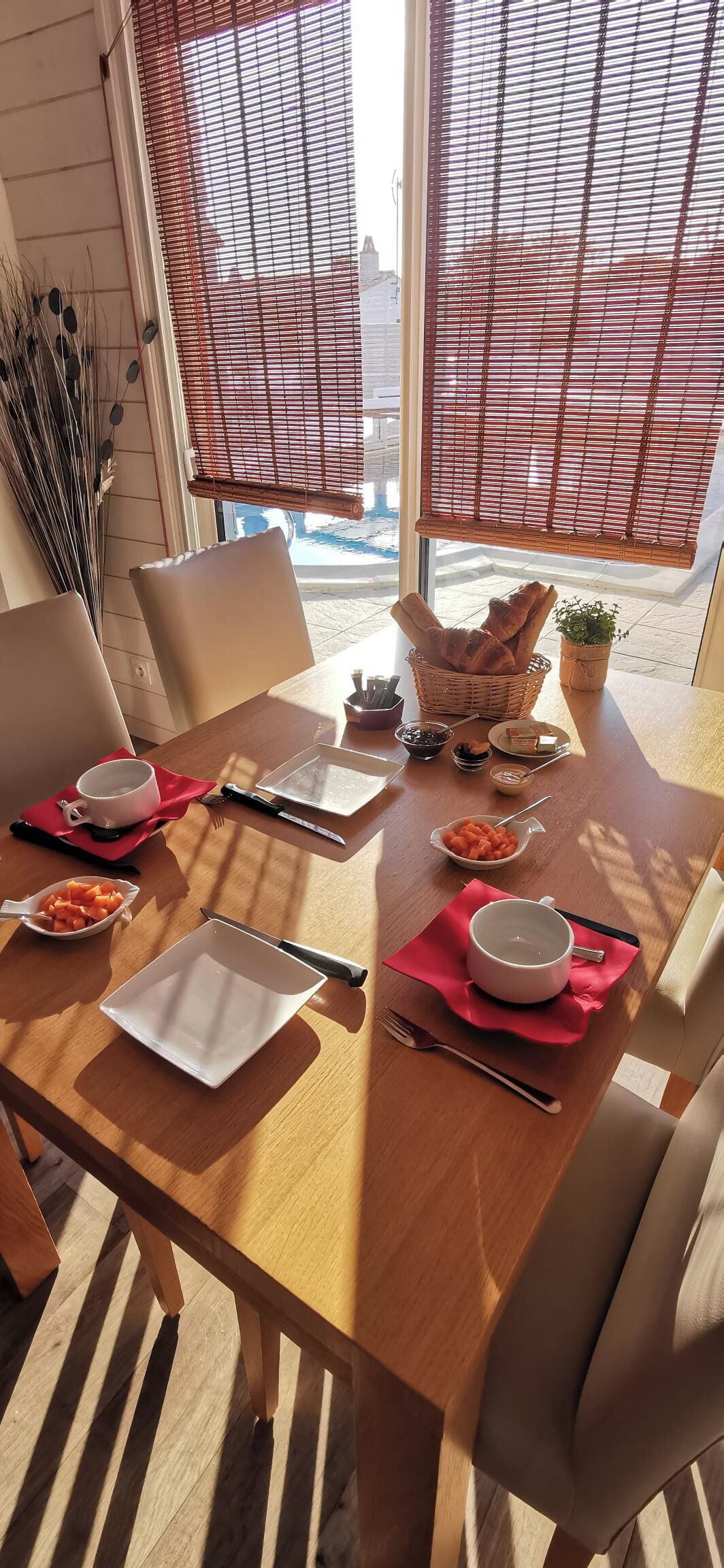 Desayuno continental (EUR 13 por persona) 