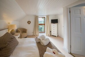 3 bedrooms, desk, iron/ironing board, WiFi