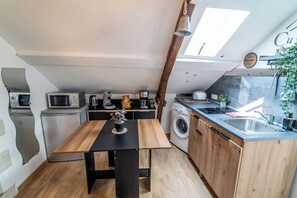 Kühlschrank, Mikrowelle, Herdplatte, Wasserkocher mit Kaffee-/Teezubehör
