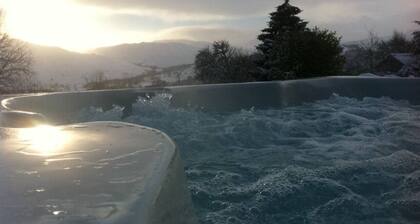 Sam's Cottage with Loch Tay Vistas & Hot Tub