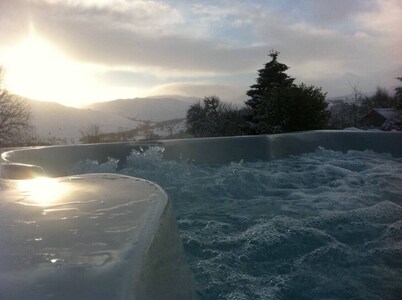 Sam's Cottage with Loch Tay Vistas & Hot Tub