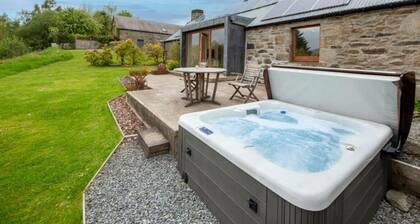 Sam's Cottage with Loch Tay Vistas & Hot Tub