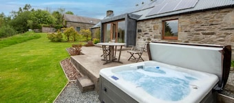 Sam's Cottage with Loch Tay Vistas & Hot Tub