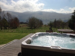 Outdoor spa tub - Ben Lawers Rest Cabin - Hot Tub & Loch Tay Vistas (Perth and Kinross)