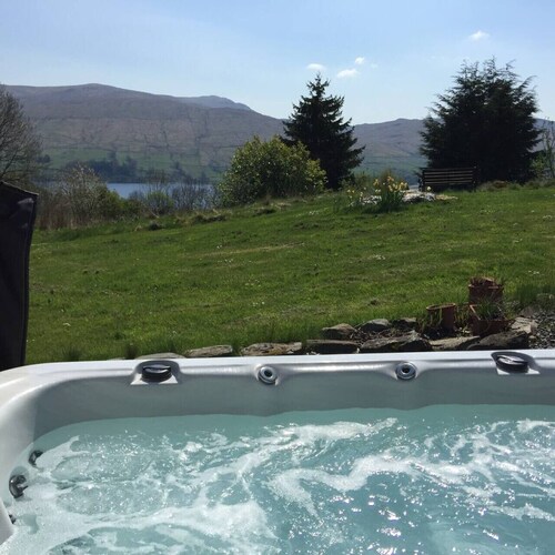 Loch Tay Bothy Cottage with Hot Tub