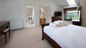 1 bedroom, desk, iron/ironing board, travel cot - Loch Tay Bothy Cottage with Hot Tub (Perth and Kinross)