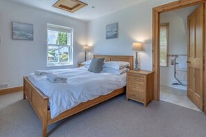 6 bedrooms, desk, iron/ironing board, travel crib