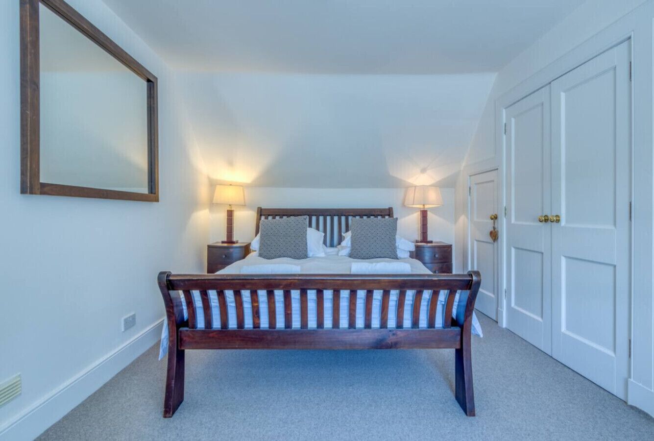 6 bedrooms, desk, iron/ironing board, travel crib