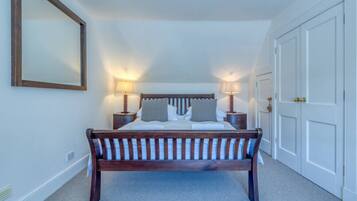6 bedrooms, desk, iron/ironing board, travel crib