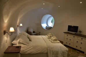 Desk, iron/ironing board, travel cot, WiFi